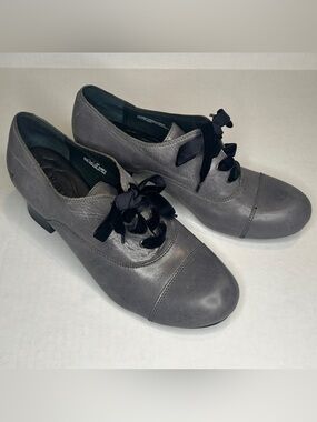 Born Size 11 Gray Leather Lace-Up Heeled Oxfords with Black Satin Ribbon Laces